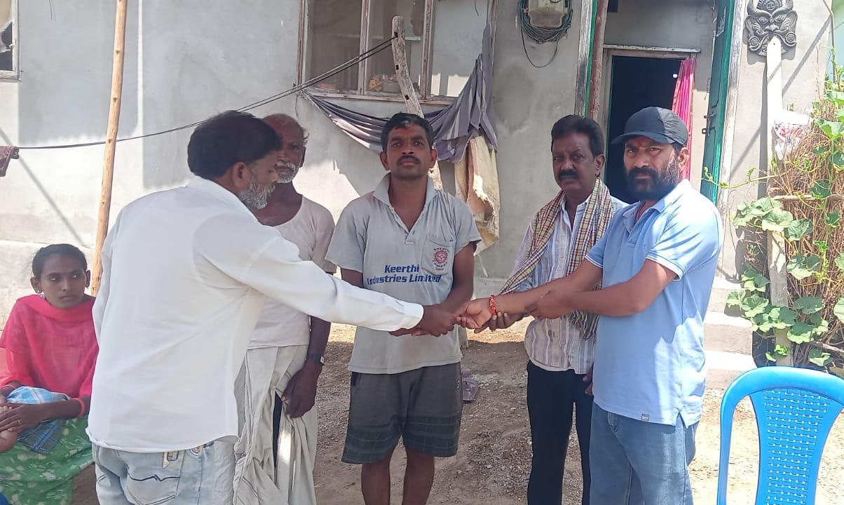 అనారోగ్యంతో మృతి చెందిన కుటుంబానికి ఆర్థిక సహాయం
