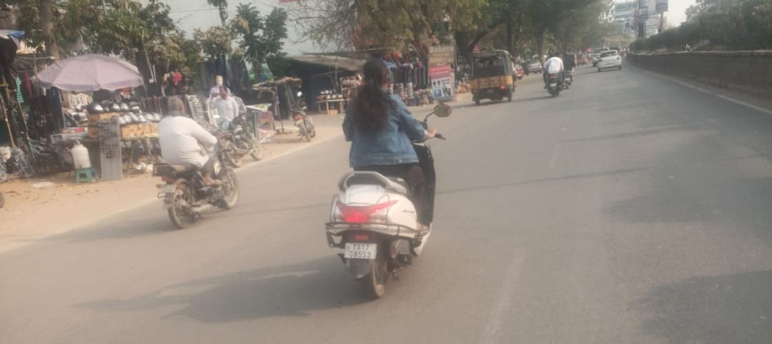 మైనర్ అమ్మాయి స్క్యూటీ నడుపుతున్న దృశ్యం కామారెడ్డి