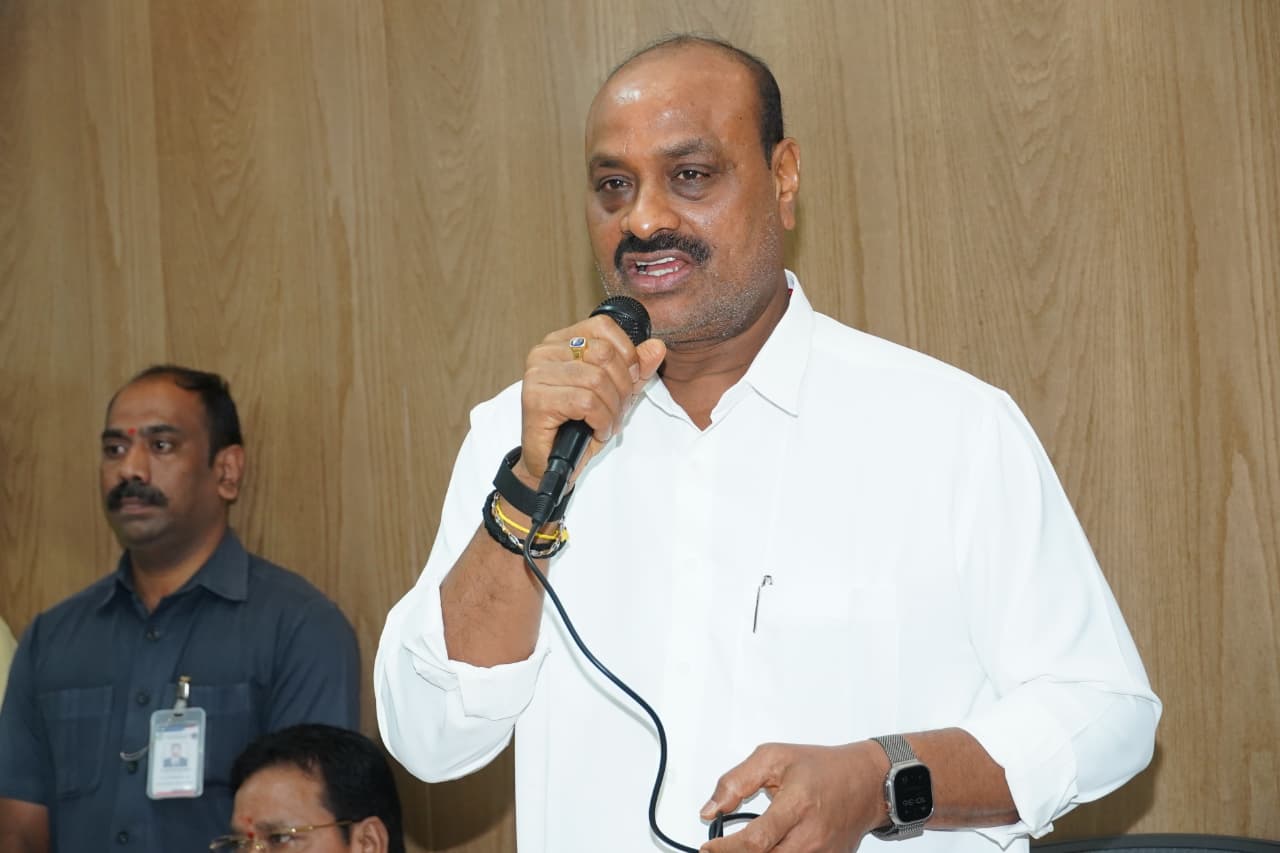గత ప్రభుత్వంపై తీవ్ర స్థాయిలో విరుచుకుపడ్డ మంత్రి