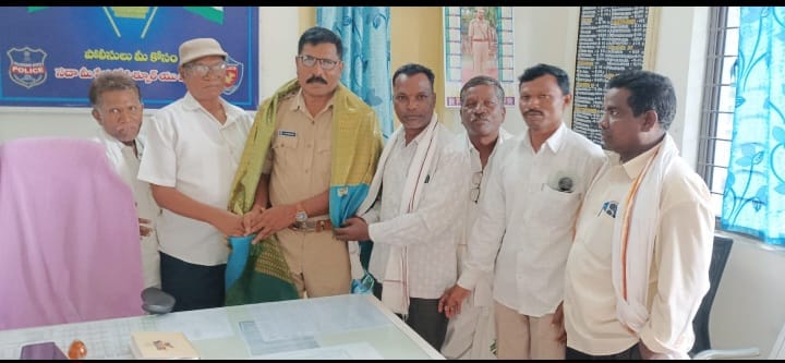 నూతన ఎస్సై కొమురయ్య ను మర్యాదా పూర్వకంగా కలిసి శాలువాతో సన్మానం చేసిన బి ఆర్ ఎస్ నాయకులు.