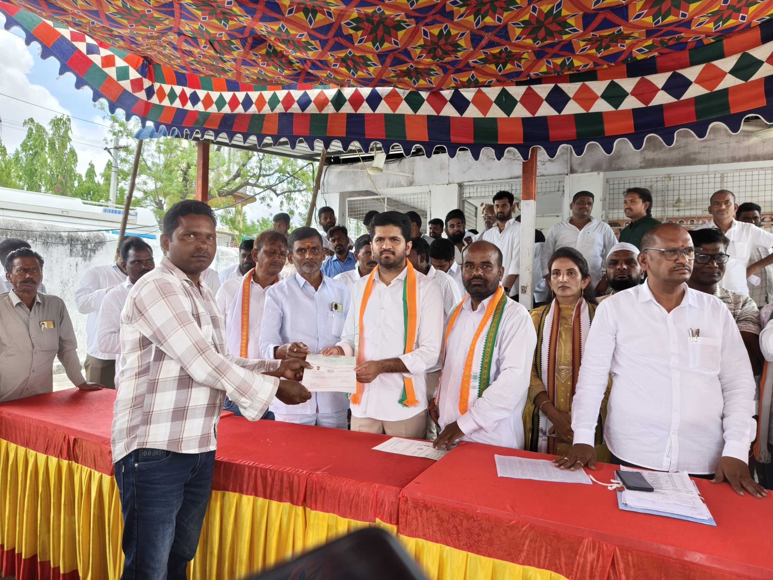 వీణవంక మండల లబ్ధిదారులకు రూ.6.45 లక్షల సీఎంఆర్ఎఫ్ చెక్కుల పంపిణీ