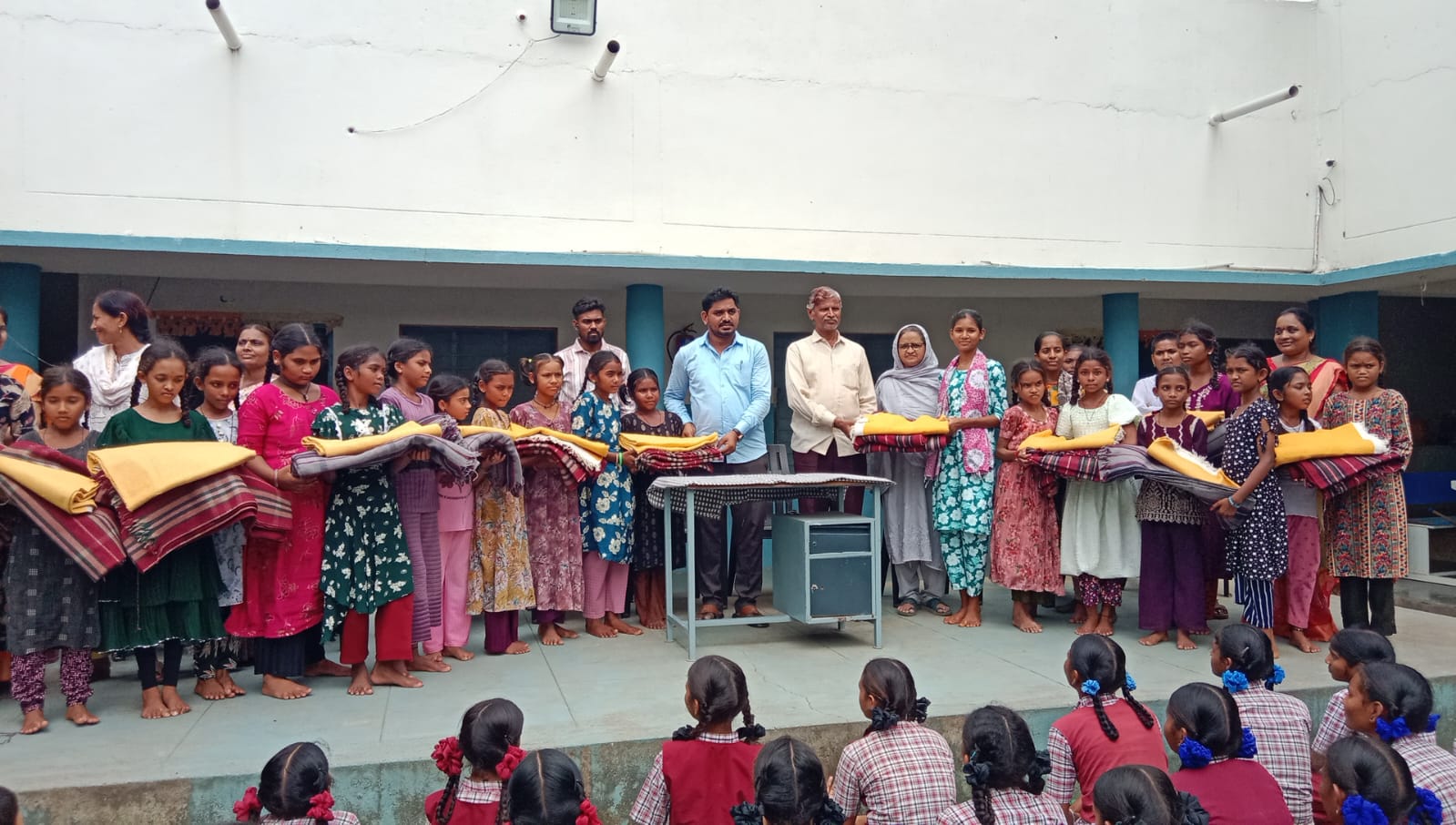వాంకిడి కేజీబీవీ పాఠశాలలో విద్యార్థులతో కలిసి మధ్యాహ్నం భోజనం చేసిన జిల్లా గ్రంథాలయ చైర్మన్ కామ్డే.అనిల్ కుమార్.