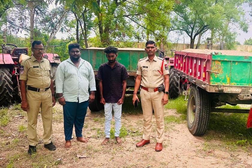 అక్రమ ఇసుక రవాణా..ముగ్గురు అరెస్ట్.. ఎస్సై ఆవుల తిరుపతి హెచ్చరిక