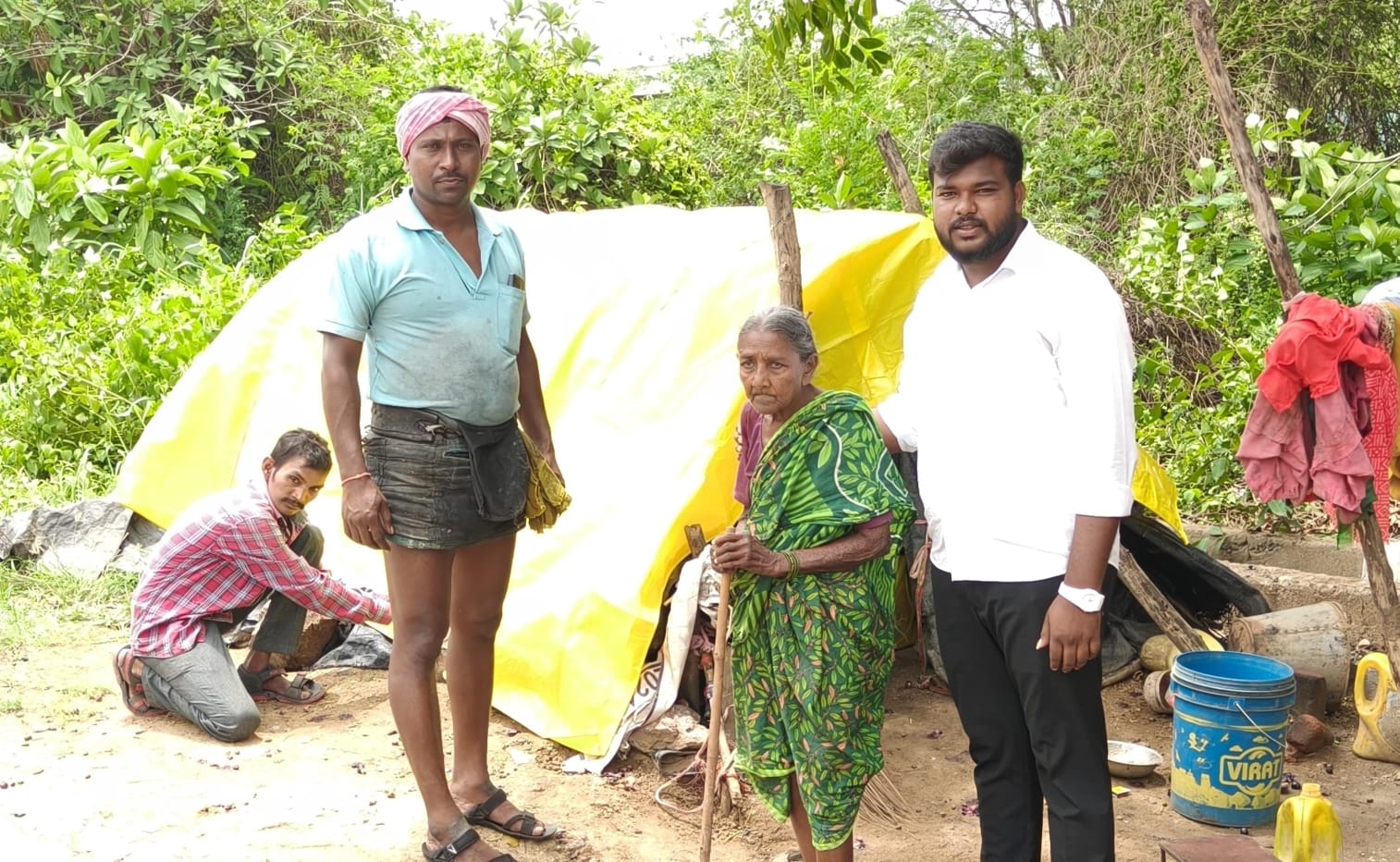 వృద్ధురాలి కన్నీరు తుడిచిన బండారి ప్రశాంత్.. స్వంత ఖర్చుతో గుడిసెకు తాడిపత్రి ఏర్పాటు