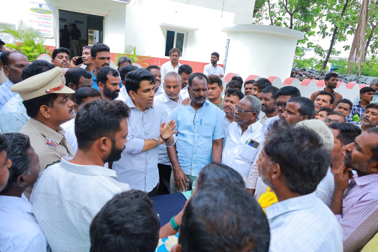 బిజినపల్లిలో మోసపోయిన రైతులను పరామర్శించిన ఎమ్మెల్యే డాక్టర్ కూచుకుళ్ల రాజేశ్ రెడ్డి