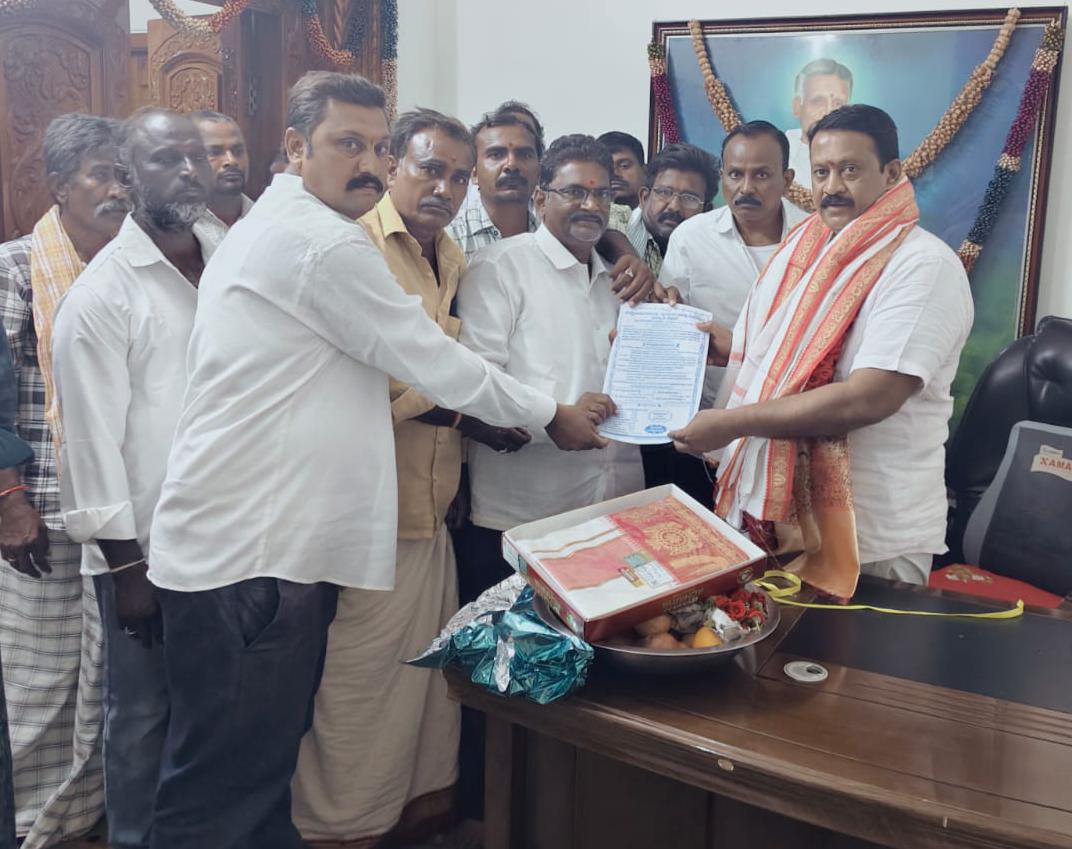 శ్రీ వరదరాజ స్వామి ధ్వజస్తంభ ప్రతిష్ట మహోత్సవ ఆహ్వాన పత్రికను ఆవిష్కరించిన ఎమ్మెల్యే బుడ్డా…
