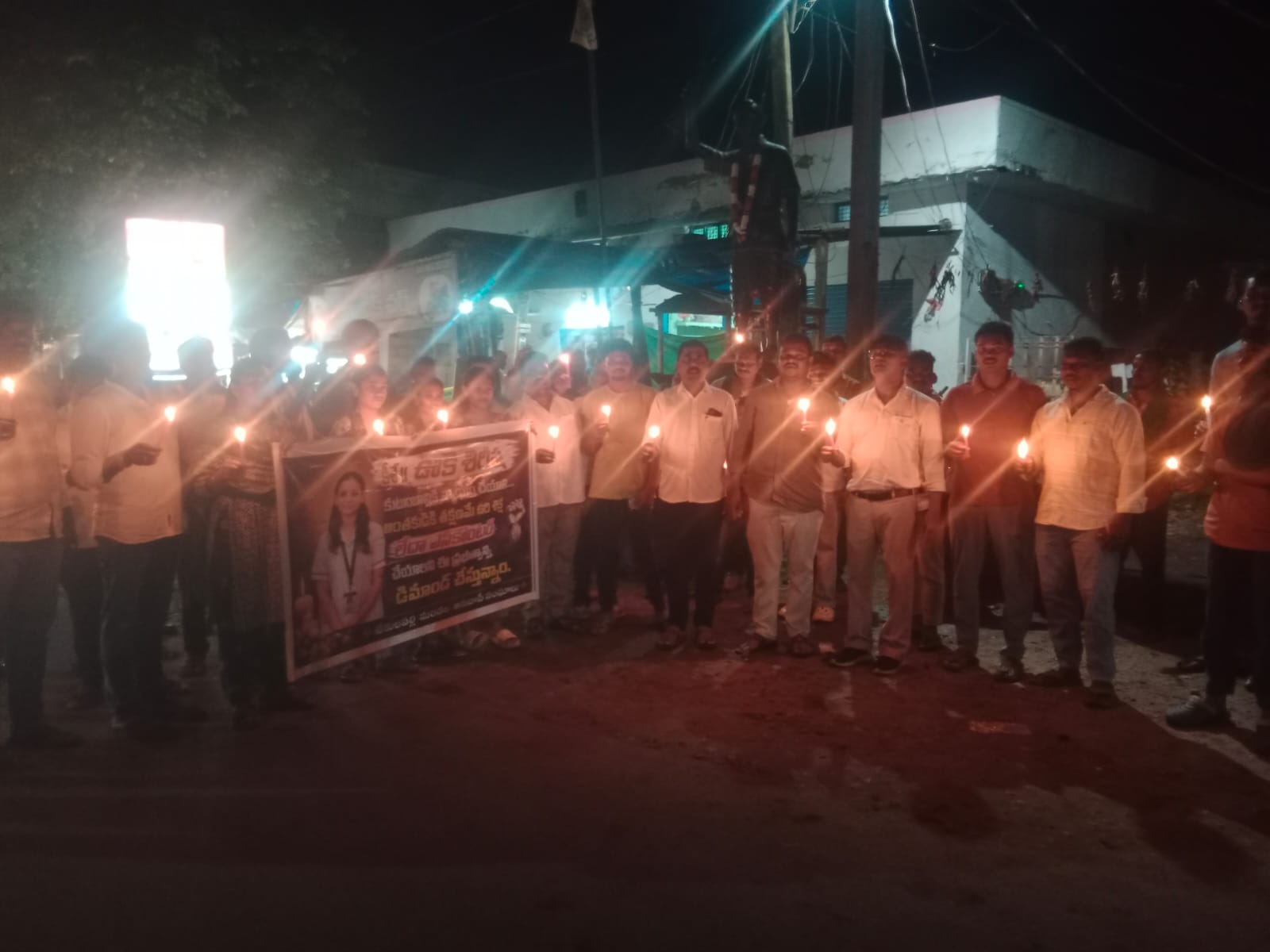 నర్స్ శిరీషకు కొవ్వొత్తులతో ఘన నివాళి