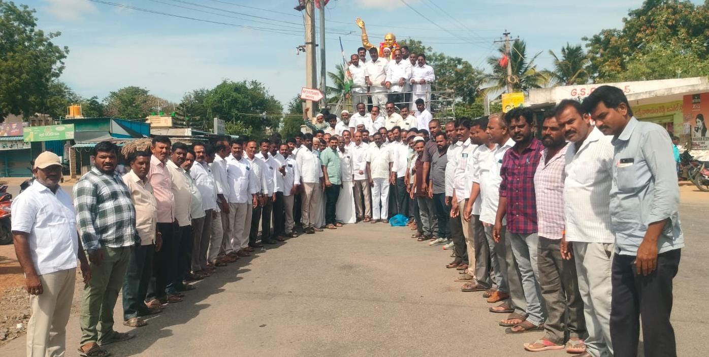 వైఎస్సార్ వర్ధంతి సందర్భంగా ఘన నివాళులు అర్పించిన వైసిపి నాయకులు