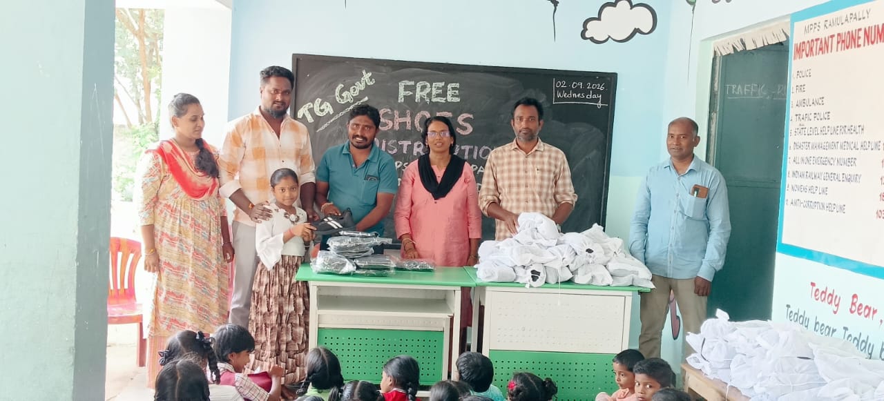 షూస్ పంపిణీ చేసిన సర్పంచ్ తిరుపతి యాదవ్